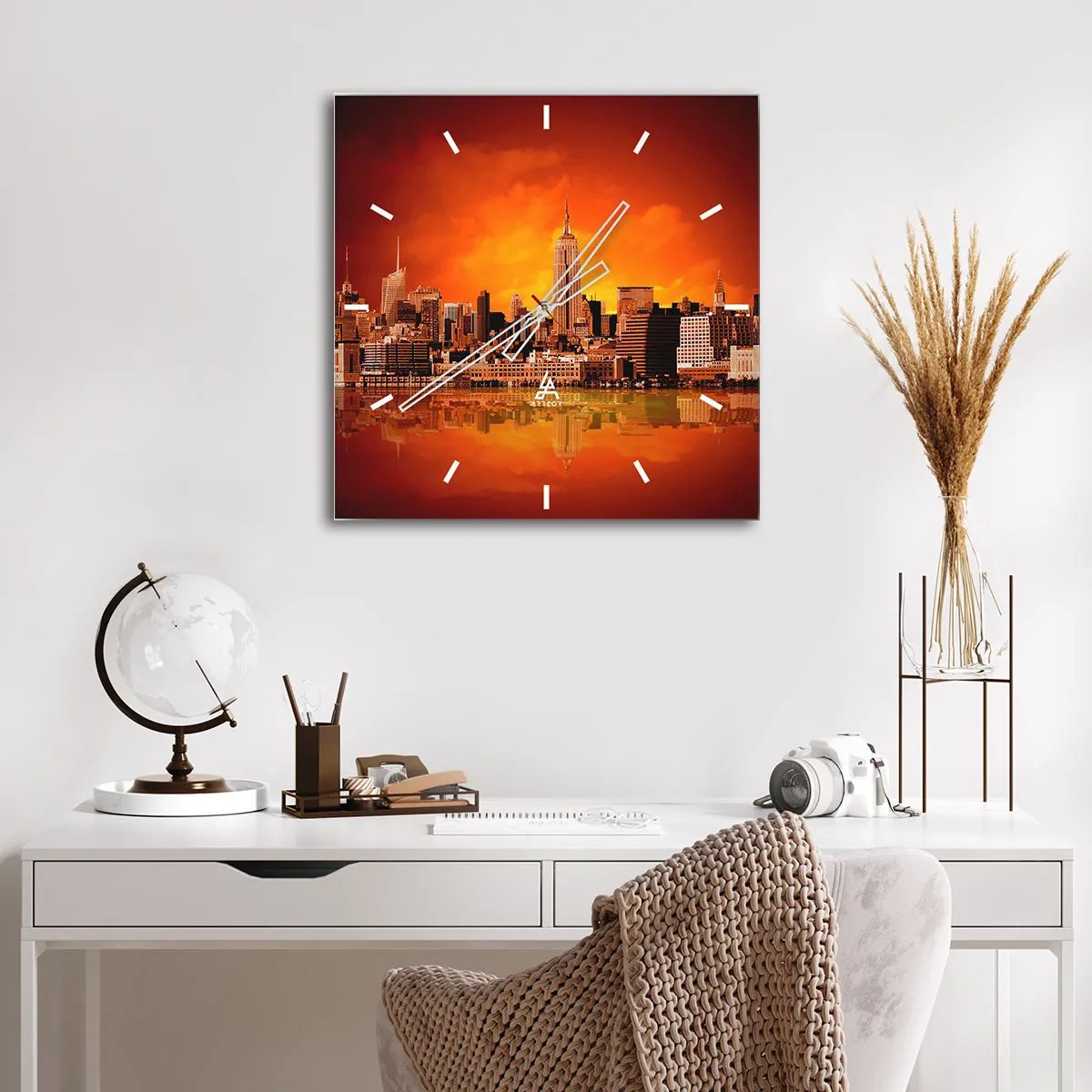 Nástěnné hodiny - Panorama velkoměsta ve žluté a hnědé - 30x30 cm