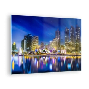 Obraz na skle - Panorama města v noci se světly odrážejícími se ve vodě - 70x50cm - Duhová noc metropole - Moderní nástěnná dekorace do obývacího pokoje a ložnice ARTTOR