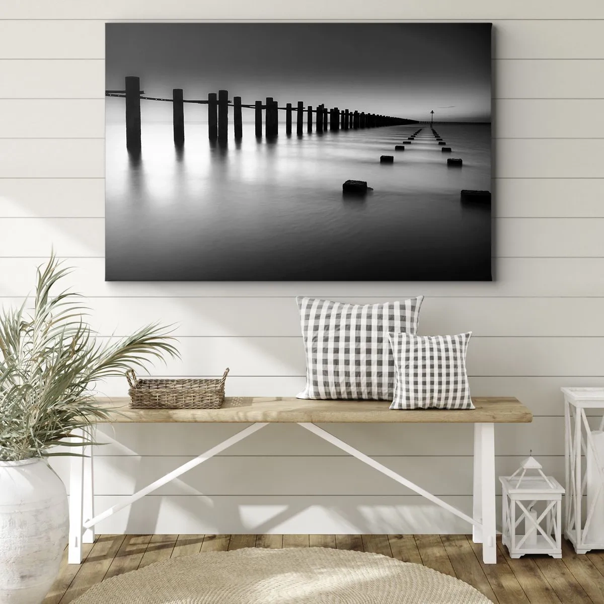 Obraz na plátně - Dřevěné sloupy a betonové bloky ponořené ve vodě v černobílých tónech - 70x50cm - Šedá dálka v mlze - Moderní nástěnná dekorace do obývacího pokoje a ložnice ARTTOR