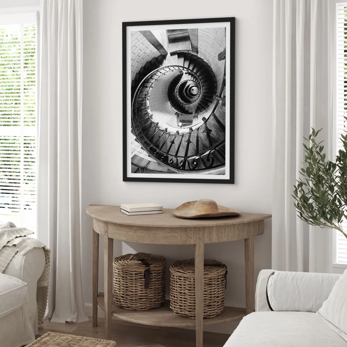 Plakát v černém rámu - Točité schodiště v černobílé perspektivě - 50x70cm - Jen výš a výš - Moderní nástěnná dekorace do obývacího pokoje a ložnice ARTTOR