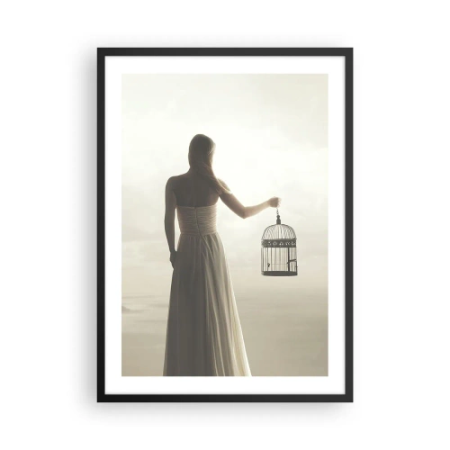 Plakát v černém rámu - Žena s klecí proti mlhavé krajině - 50x70cm - Buď svobodná - Moderní nástěnná dekorace do obývacího pokoje a ložnice ARTTOR