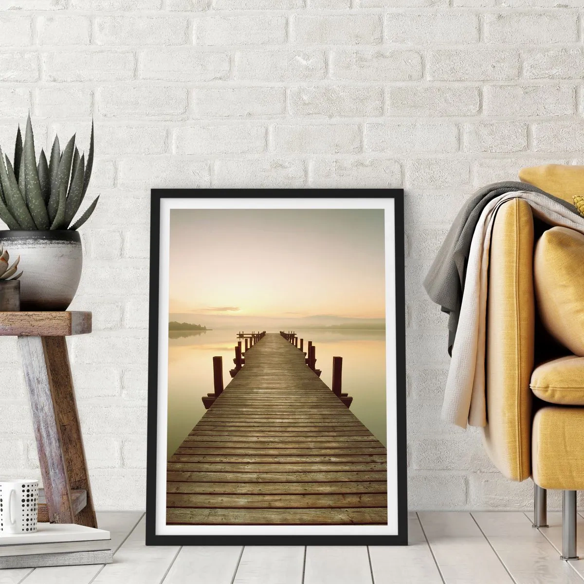 Plakát v černém rámu - Dřevěné molo na klidném jezeře ráno - 50x70cm - Rozbřesk, svítání, světlo - Moderní nástěnná dekorace do obývacího pokoje a ložnice ARTTOR
