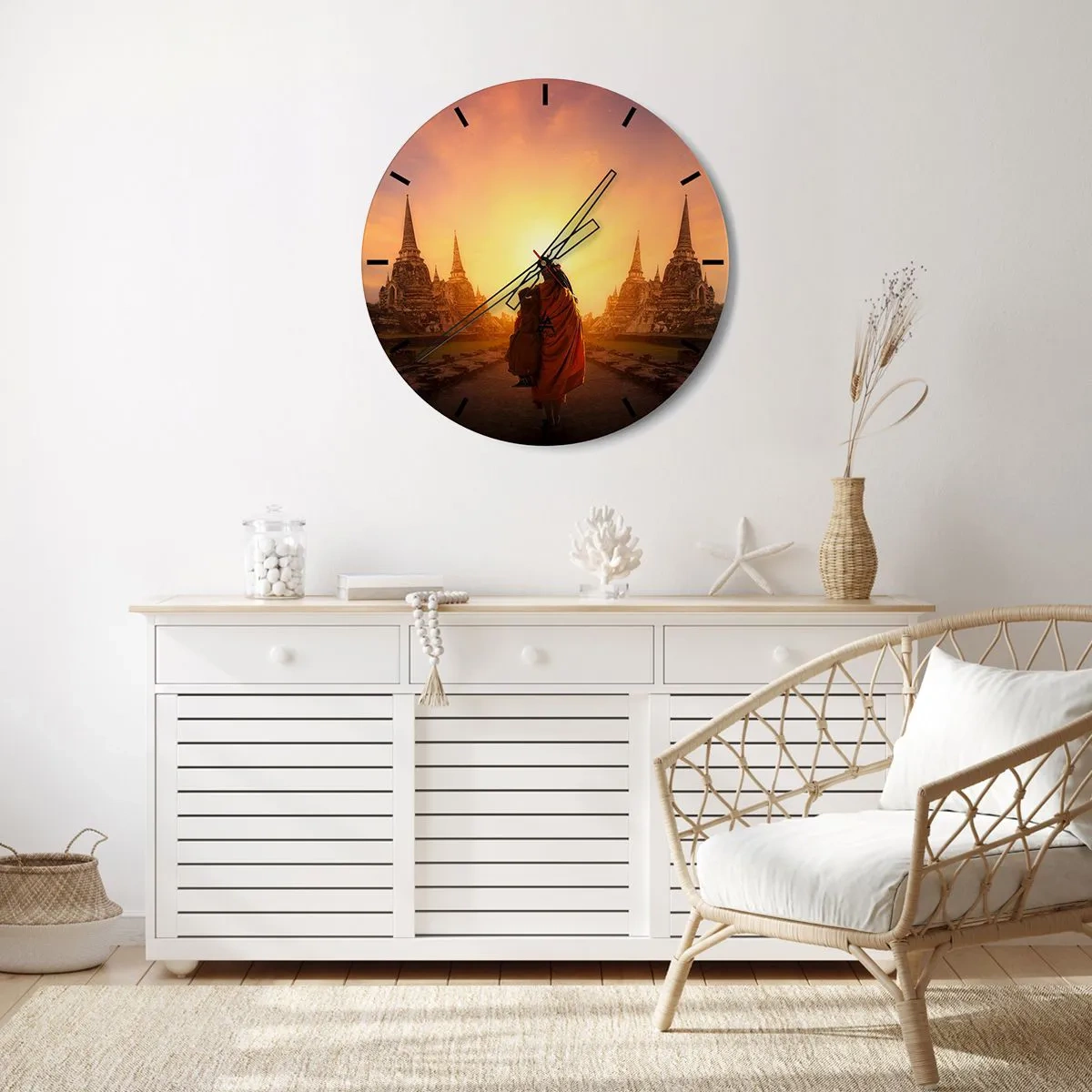 Nástěnné hodiny - Mnich v šafránovém rouchu obklopený chrámy při západu slunce - 30x30cm - V klidu věčností - Moderní nástěnná dekorace do obývacího pokoje, kuchyně a ložnice ARTTOR