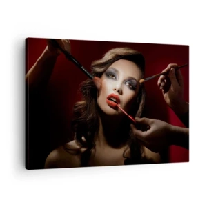 Obraz na plátně - Stylový portrét ženy, která si nanáší make-up na tmavém pozadí - 70x50cm - Krásná zasněná - Moderní nástěnná dekorace do obývacího pokoje a ložnice ARTTOR