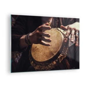 Obraz na skle - Detailní záběr rukou hrajících na buben djembe v teplém světle. - 70x50cm - V rytmu srdce - Moderní nástěnná dekorace do obývacího pokoje a ložnice ARTTOR