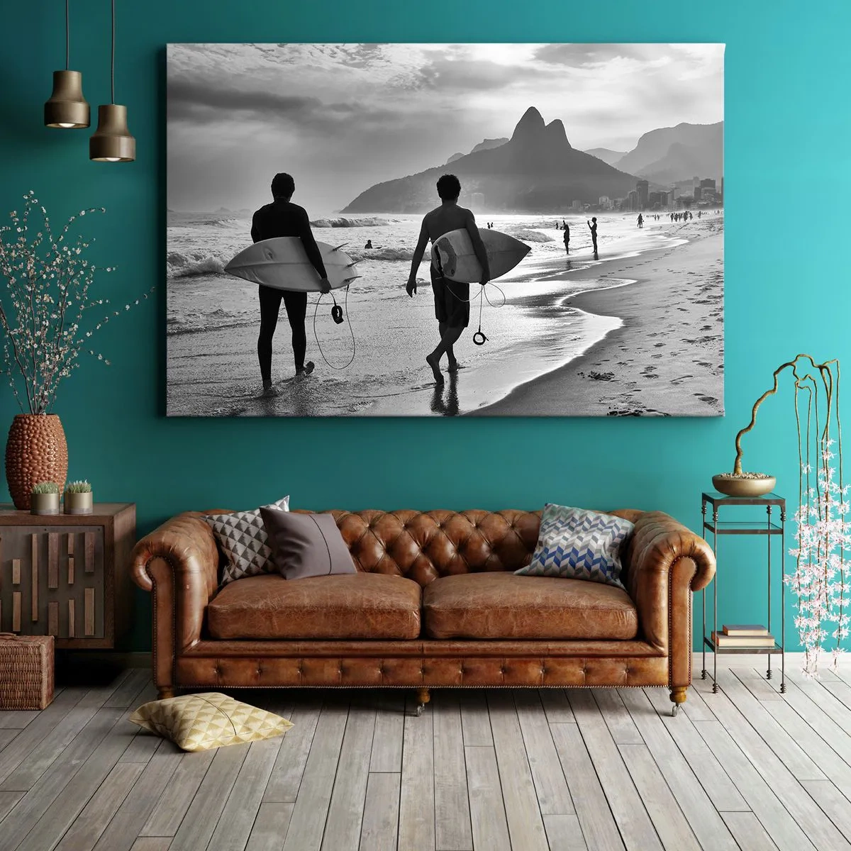Obraz na plátně - Dva surfaři kráčející po pláži s jejich prkny v černé a bílé. - 70x50cm - Samba na jednu vlnu - Moderní nástěnná dekorace do obývacího pokoje a ložnice ARTTOR