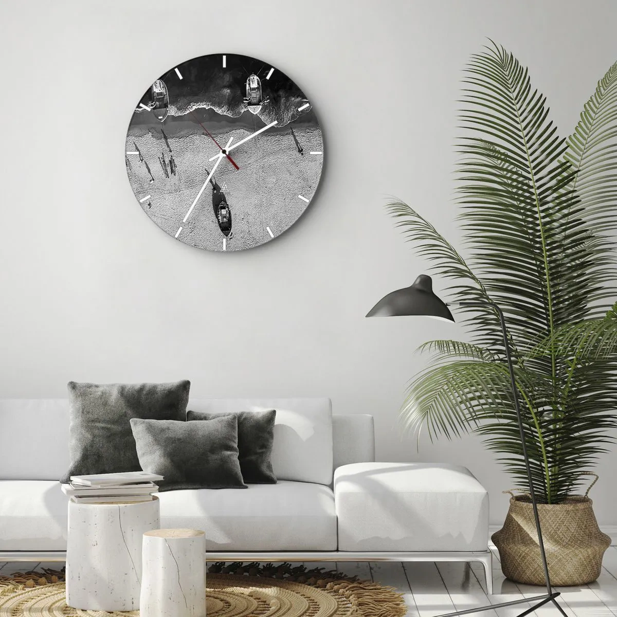 Nástěnné hodiny - Černobílý pohled z ptačí perspektivy na pláž s loděmi - 30x30cm - Ještě na břehu… - Moderní nástěnná dekorace do obývacího pokoje, kuchyně a ložnice ARTTOR