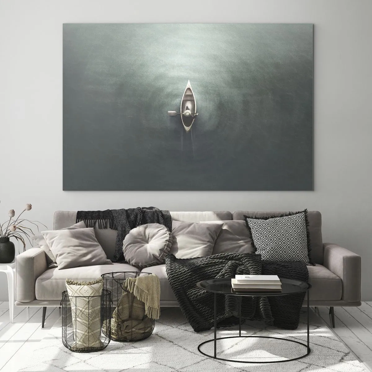 Obraz na skle - Osamělá loď unášená po klidném, nazelenalém jezeře - 70x50cm - Přes měsíční jezero - Moderní nástěnná dekorace do obývacího pokoje a ložnice ARTTOR