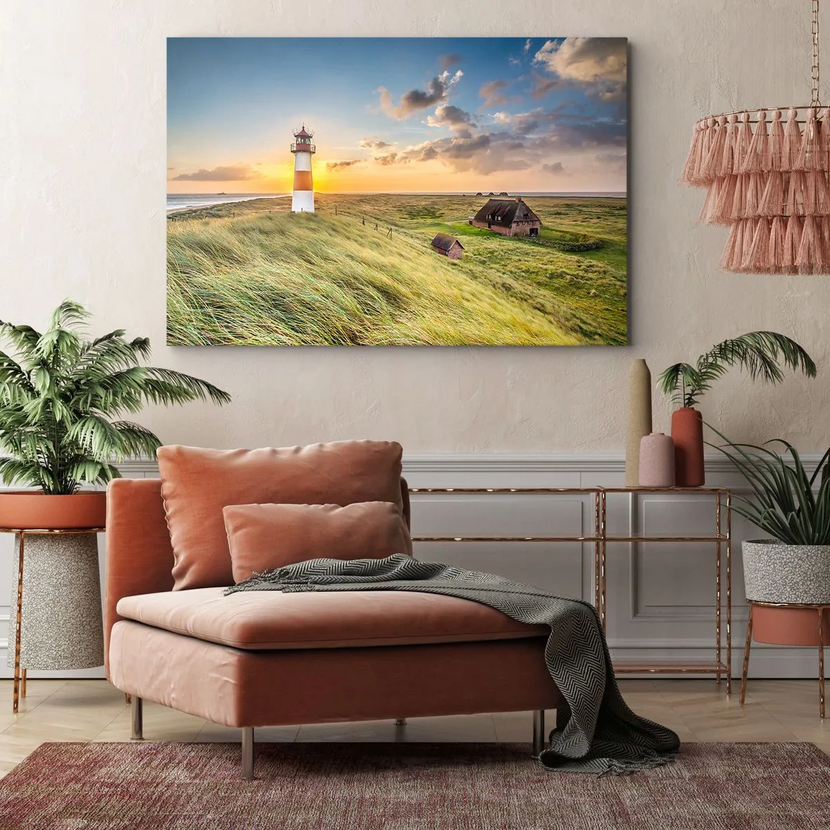 Obraz na plátně - Maják s loukami a domy zalitými sluncem v pozadí - 70x50cm - Mezi vlnami - Moderní nástěnná dekorace do obývacího pokoje a ložnice ARTTOR