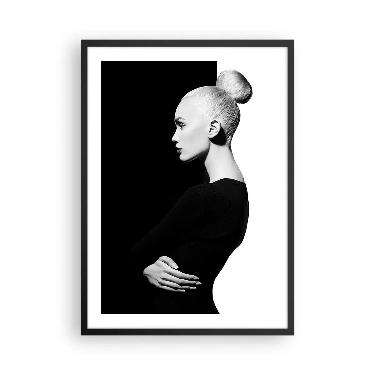Plakát v černém rámu - Minimalistický portrét ženy v černobílé kompozici - 50x70cm - Prostě žena - Moderní nástěnná dekorace do obývacího pokoje a ložnice ARTTOR
