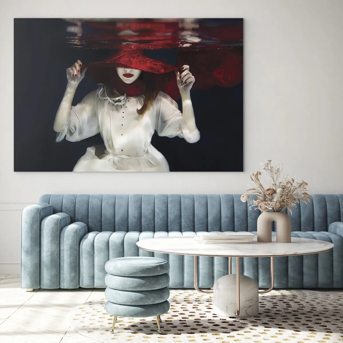 Obraz na skle - Žena v červeném klobouku pod vodou - 70x50cm - Divoženka - Moderní nástěnná dekorace do obývacího pokoje a ložnice ARTTOR