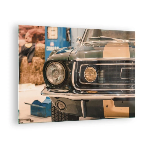 Obraz na skle - Detailní pohled na klasický vůz Mustang v dílně - 70x50cm - Setkání s legendou - Moderní nástěnná dekorace do obývacího pokoje a ložnice ARTTOR