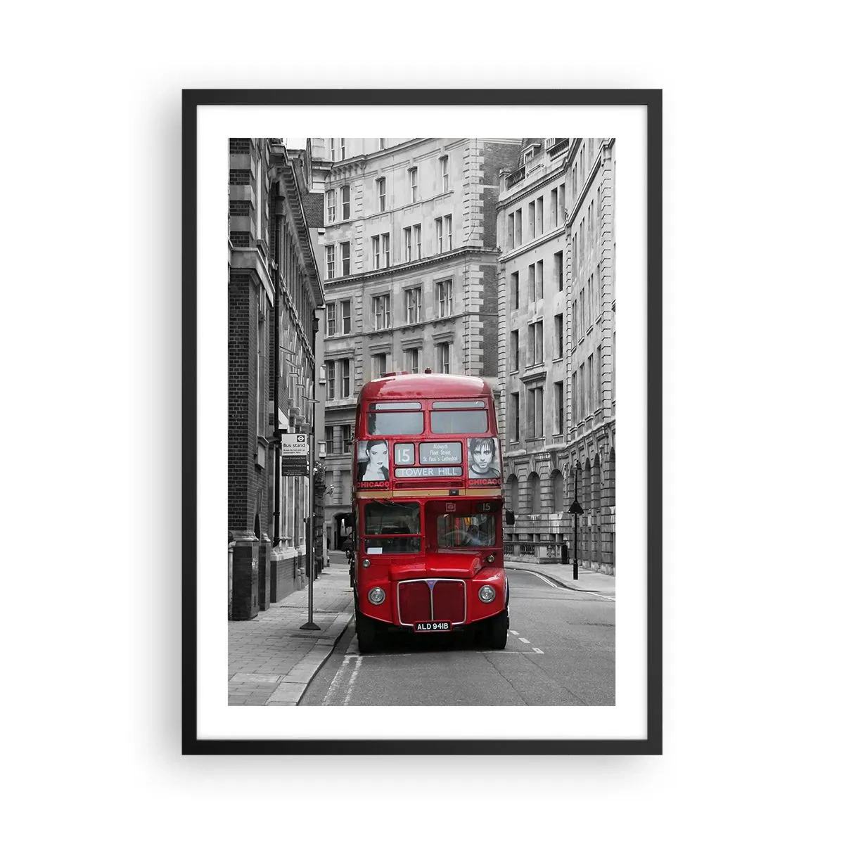 Plakát v černém rámu - Červený autobus na černobílé londýnské ulici - 50x70cm - Všednost nemusí být šedá - Moderní nástěnná dekorace do obývacího pokoje a ložnice ARTTOR