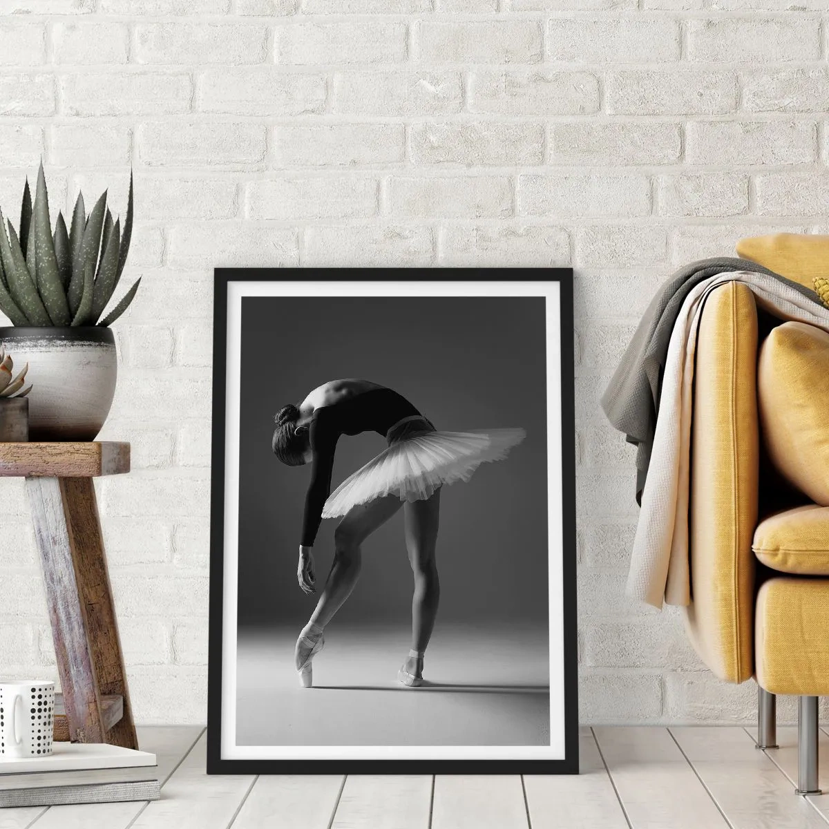 Plakát v černém rámu - Baletka v černobílé kompozici v elegantní póze - 50x70cm - Bella ballerina - Moderní nástěnná dekorace do obývacího pokoje a ložnice ARTTOR