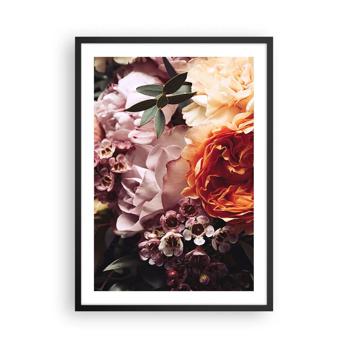 Plakát v černém rámu - Detailní záběr kytice květin v odstínech růžové, oranžové a krémové. - 50x70cm - Zabalené do krásy - Moderní nástěnná dekorace do obývacího pokoje a ložnice ARTTOR