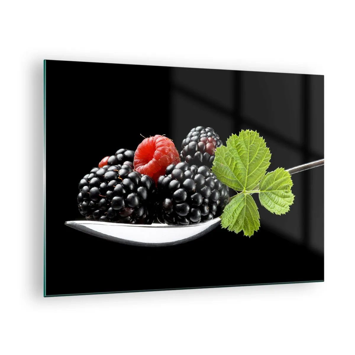 Obraz na skle - Maliny a ostružiny na lžíci se zeleným listem na černém pozadí - 70x50cm - Chuť svěžesti - Moderní nástěnná dekorace do obývacího pokoje a ložnice ARTTOR