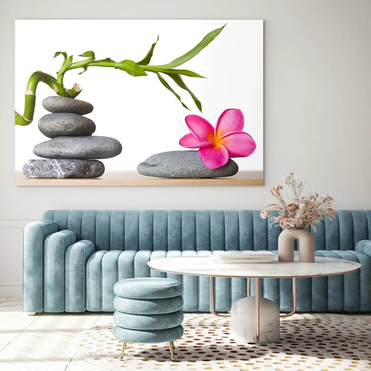 Obraz na skle - Bambus, růžový květ a kameny na bílém pozadí - 70x50cm - Barvy života a trvání - Moderní nástěnná dekorace do obývacího pokoje a ložnice ARTTOR
