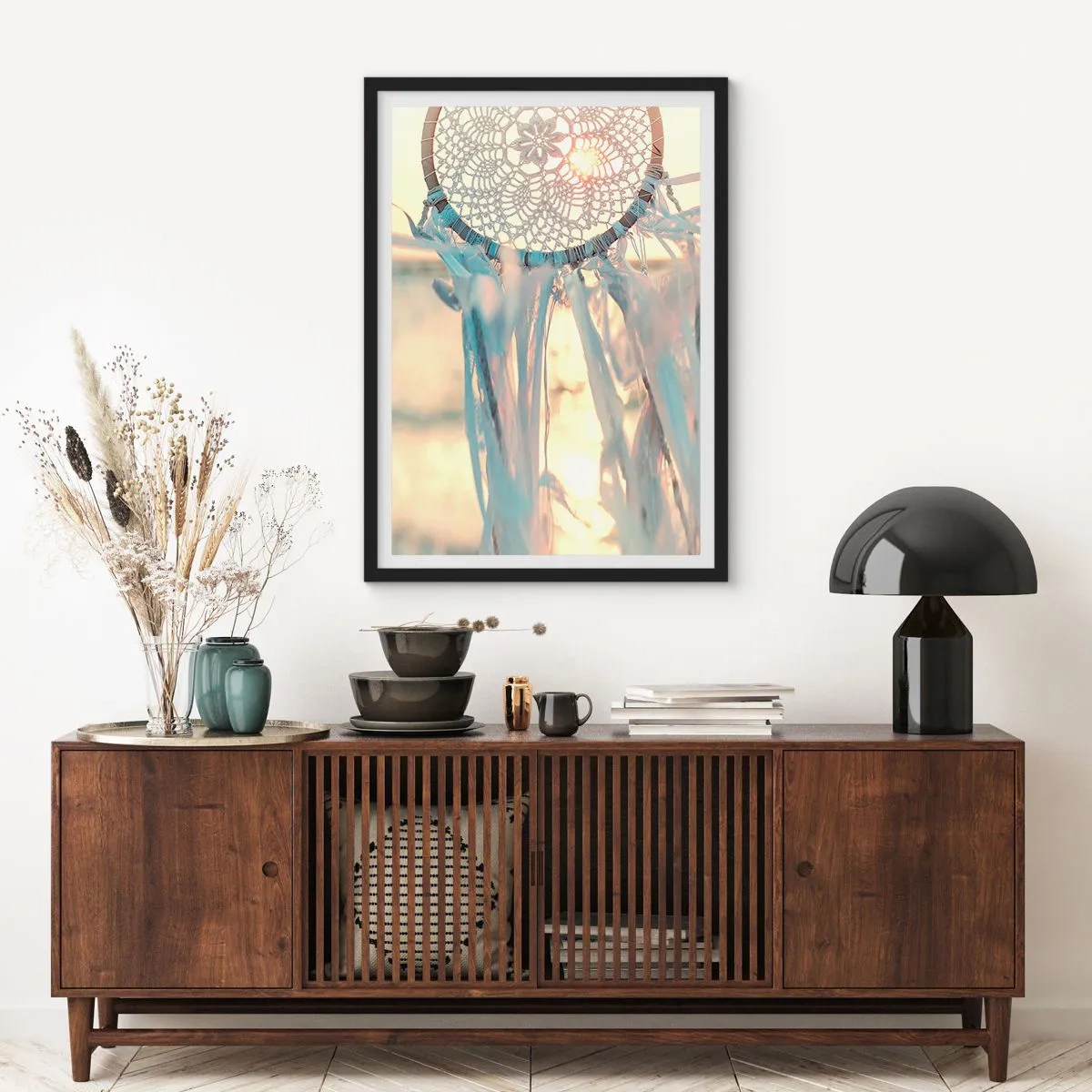 Plakát v černém rámu - Krajkový lapač snů v záři zapadajícího slunce se světlým pozadím - 50x70cm - Krajkový totem - Moderní nástěnná dekorace do obývacího pokoje a ložnice ARTTOR
