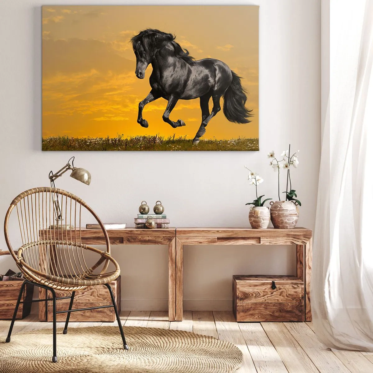Obraz na plátně - Černý kůň cválá na pozadí zlatého západu slunce. - 70x50cm - Krásný, svobodný a divoký - Moderní nástěnná dekorace do obývacího pokoje a ložnice ARTTOR