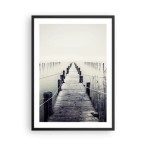 Plakát v černém rámu - Dřevěný most vedoucí do mlhavé vodní plochy - 50x70cm - Ponoř se do klidu - Moderní nástěnná dekorace do obývacího pokoje a ložnice ARTTOR