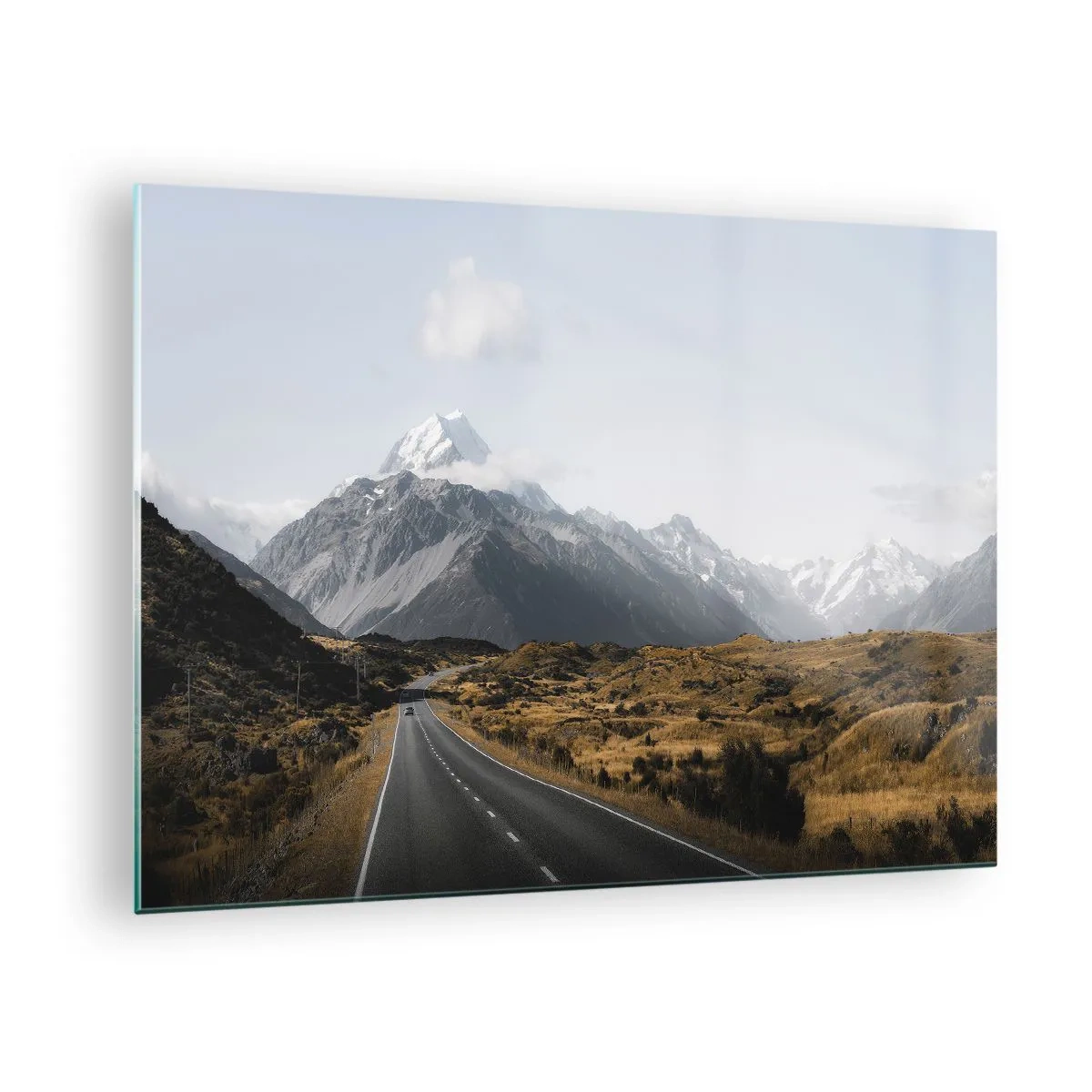 Obraz na skle - Asfaltová silnice vedoucí k zasněženým horám - 70x50cm - Cesta do srdce hor - Moderní nástěnná dekorace do obývacího pokoje a ložnice ARTTOR