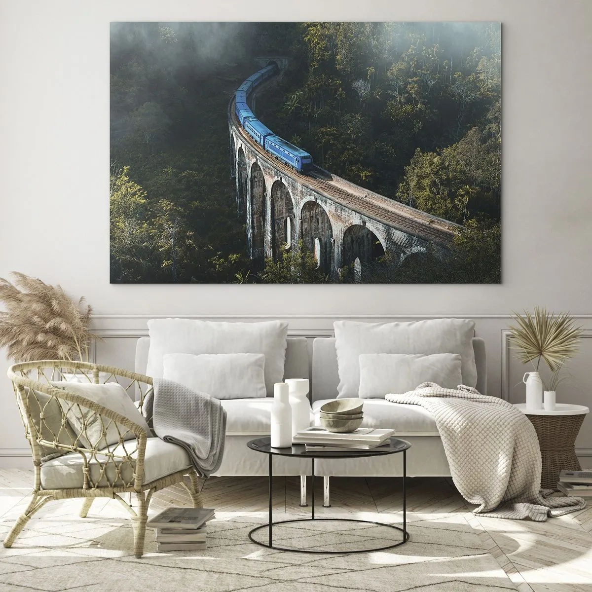 Obraz na skle - Modrý vlak jedoucí po kamenném viaduktu v lese - 70x50cm - Přitažlivost přírody - Moderní nástěnná dekorace do obývacího pokoje a ložnice ARTTOR