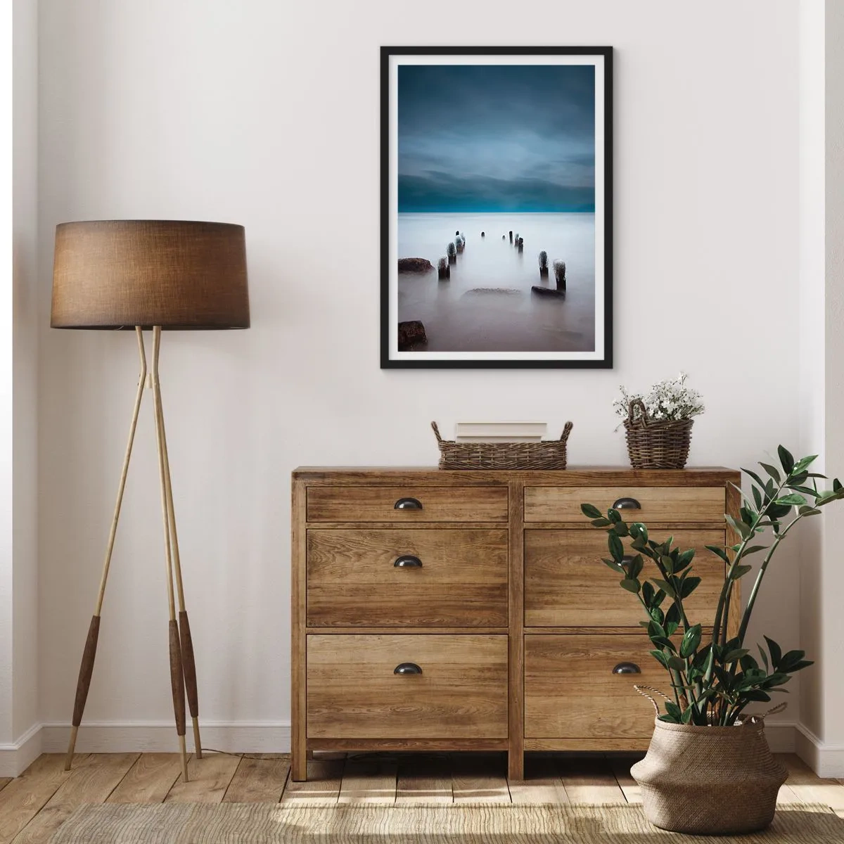 Plakát v černém rámu - Náladový pohled na dřevěné pilíře ve vodě - 50x70cm - Zamyšlené jezero - Moderní nástěnná dekorace do obývacího pokoje a ložnice ARTTOR