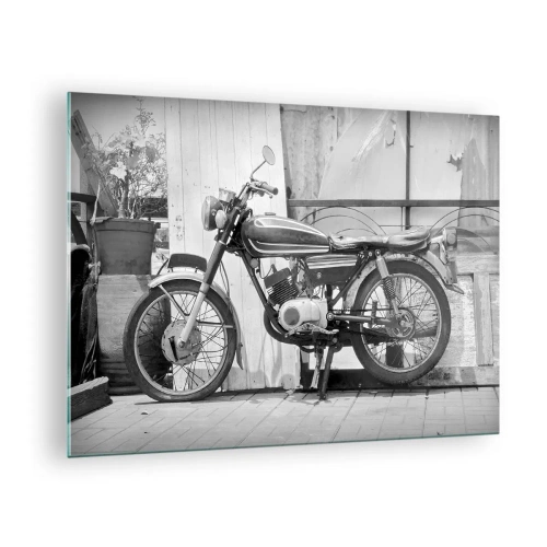 Obraz na skle - Retro styl motocyklu stojící u dřevěné zdi - 70x50cm - Klasika nade vše - Moderní nástěnná dekorace do obývacího pokoje a ložnice ARTTOR