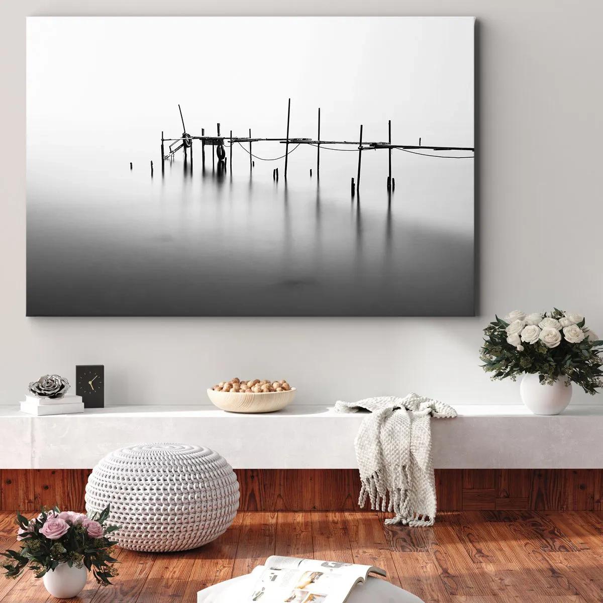 Obraz na plátně - Černobílé molo ponořené do mlhavé krajiny - 70x50cm - A co když svět není? - Moderní nástěnná dekorace do obývacího pokoje a ložnice ARTTOR