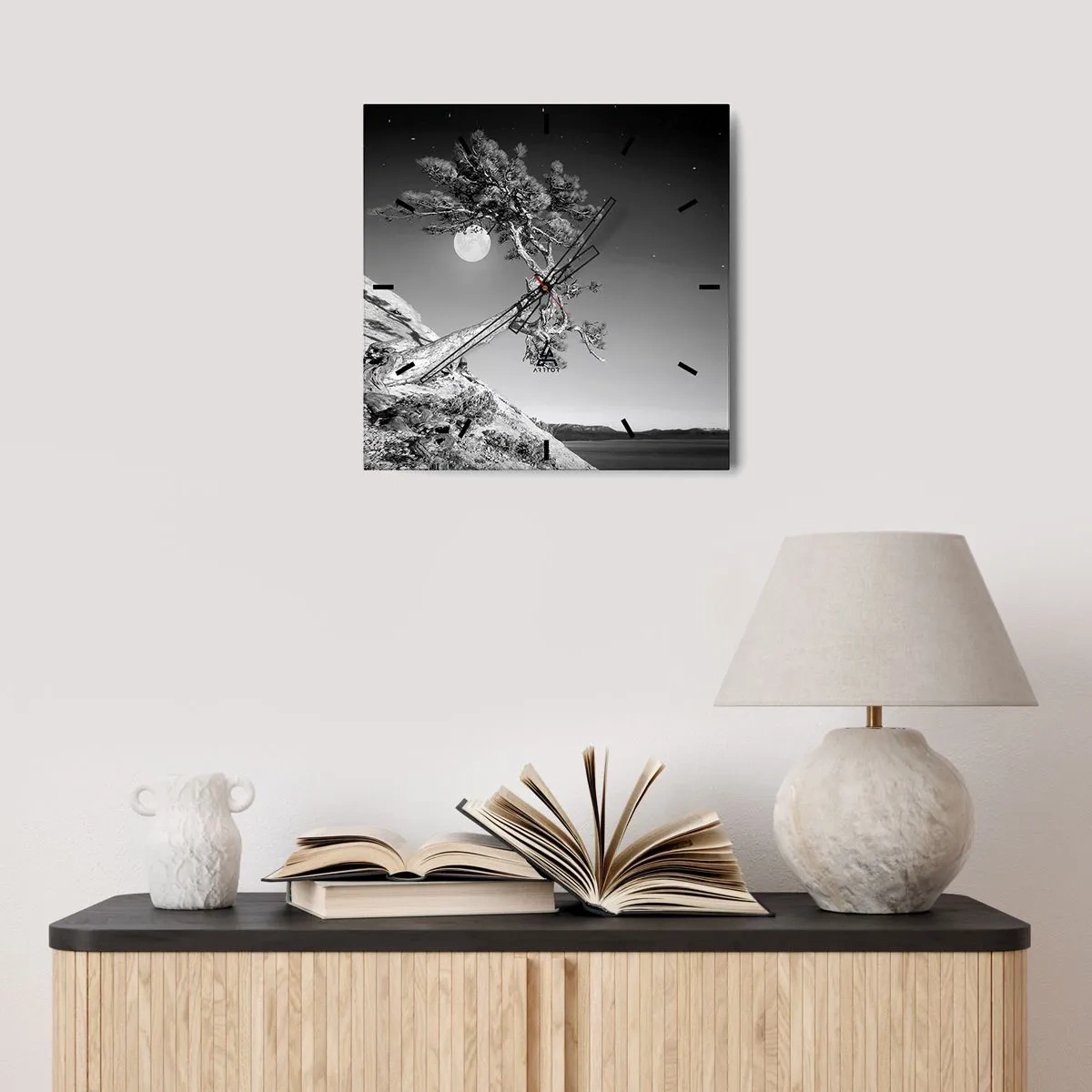 Nástěnné hodiny - Vítězná válečnice - 30x30 cm