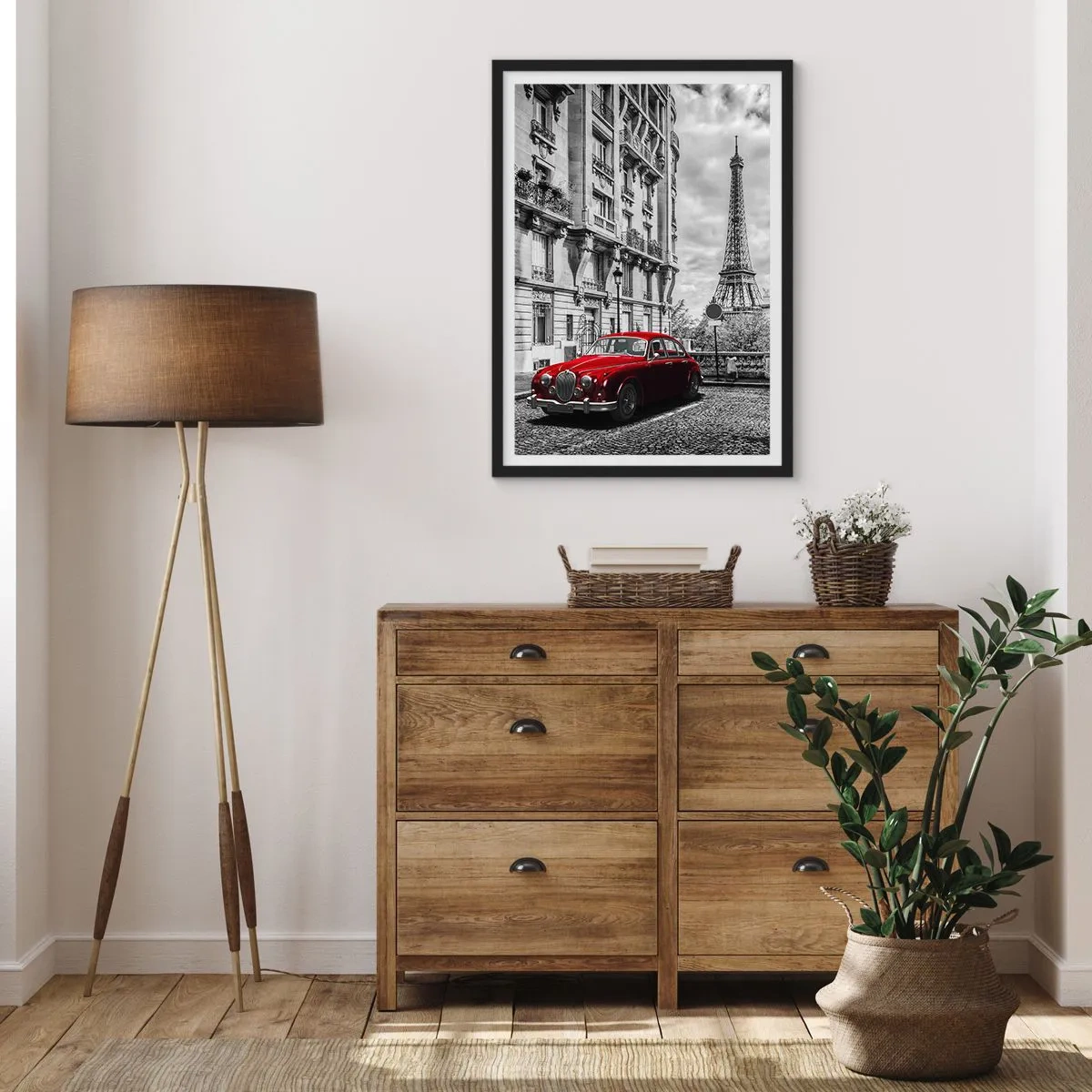 Plakát v černém rámu - Červené auto s Eiffelovou věží v pozadí - 50x70cm - Dravec ve městě - Moderní nástěnná dekorace do obývacího pokoje a ložnice ARTTOR