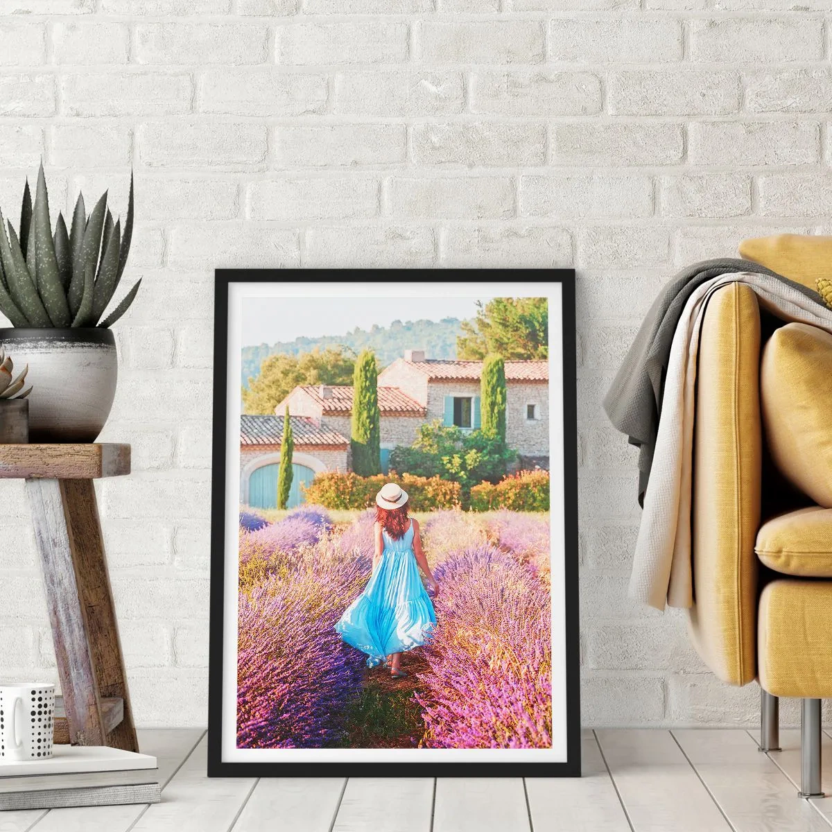 Plakát v černém rámu - Žena v modrých šatech procházející se levandulovým polem. - 50x70cm - Levandulová dívka - Moderní nástěnná dekorace do obývacího pokoje a ložnice ARTTOR