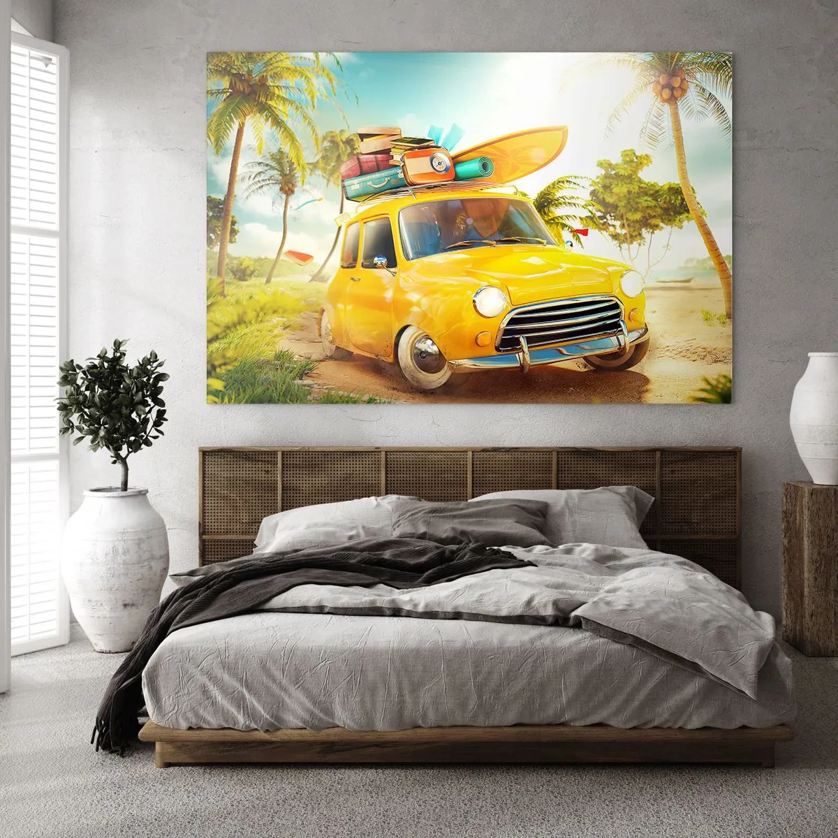 Obraz na skle - Žluté auto se zavazadly na střeše na tropické pláži. - 70x50cm - Cesta pro více než jeden úsměv - Moderní nástěnná dekorace do obývacího pokoje a ložnice ARTTOR