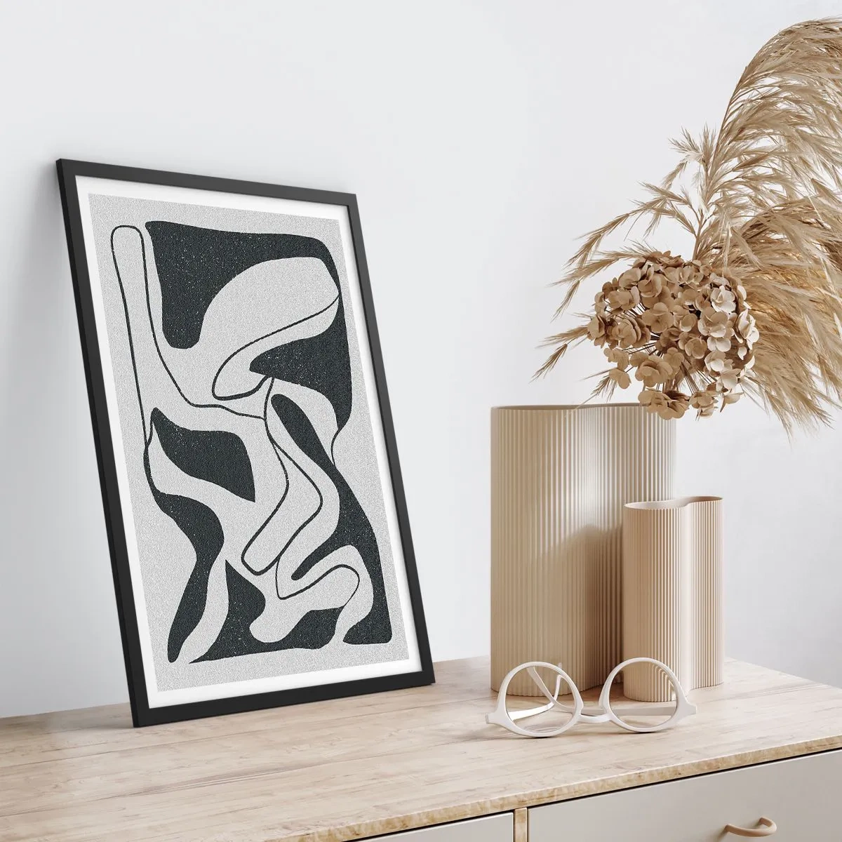 Plakát v černém rámu - Černobílá abstrakce s organickými tvary - 50x70cm - Abstraktní hra v labyrintu - Moderní nástěnná dekorace do obývacího pokoje a ložnice ARTTOR