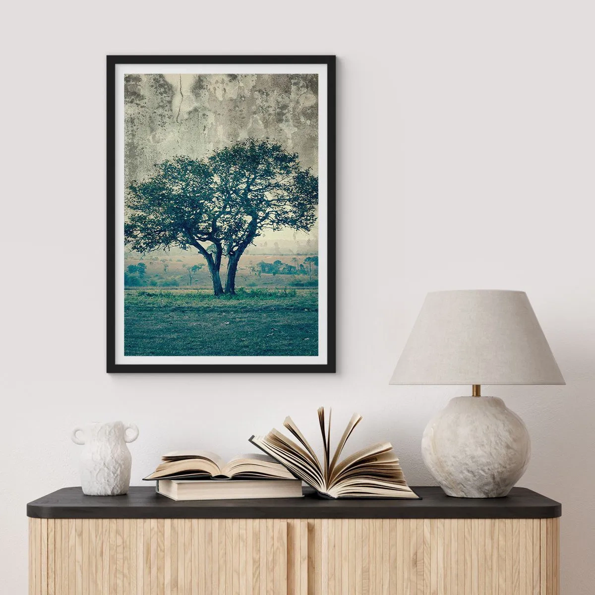 Plakát v černém rámu - Osamělý strom v rustikální krajině - 50x70cm - Jabloň na modrém poli? - Moderní nástěnná dekorace do obývacího pokoje a ložnice ARTTOR