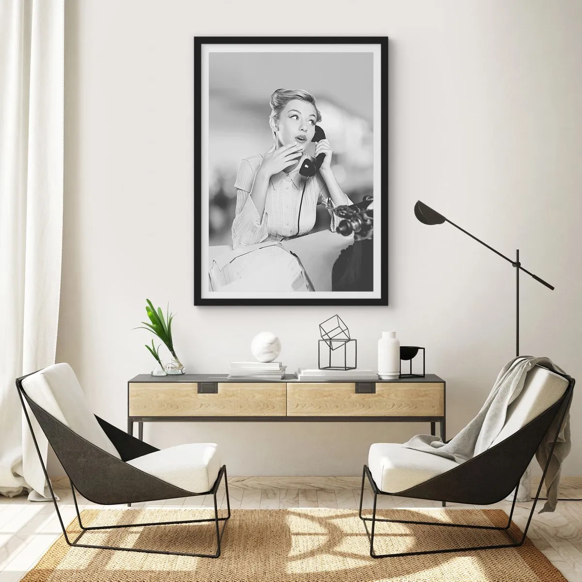 Plakát v černém rámu - Žena z 50. let telefonující v kanceláři - 50x70cm - Halo, tady jsou 50. léta. - Moderní nástěnná dekorace do obývacího pokoje a ložnice ARTTOR