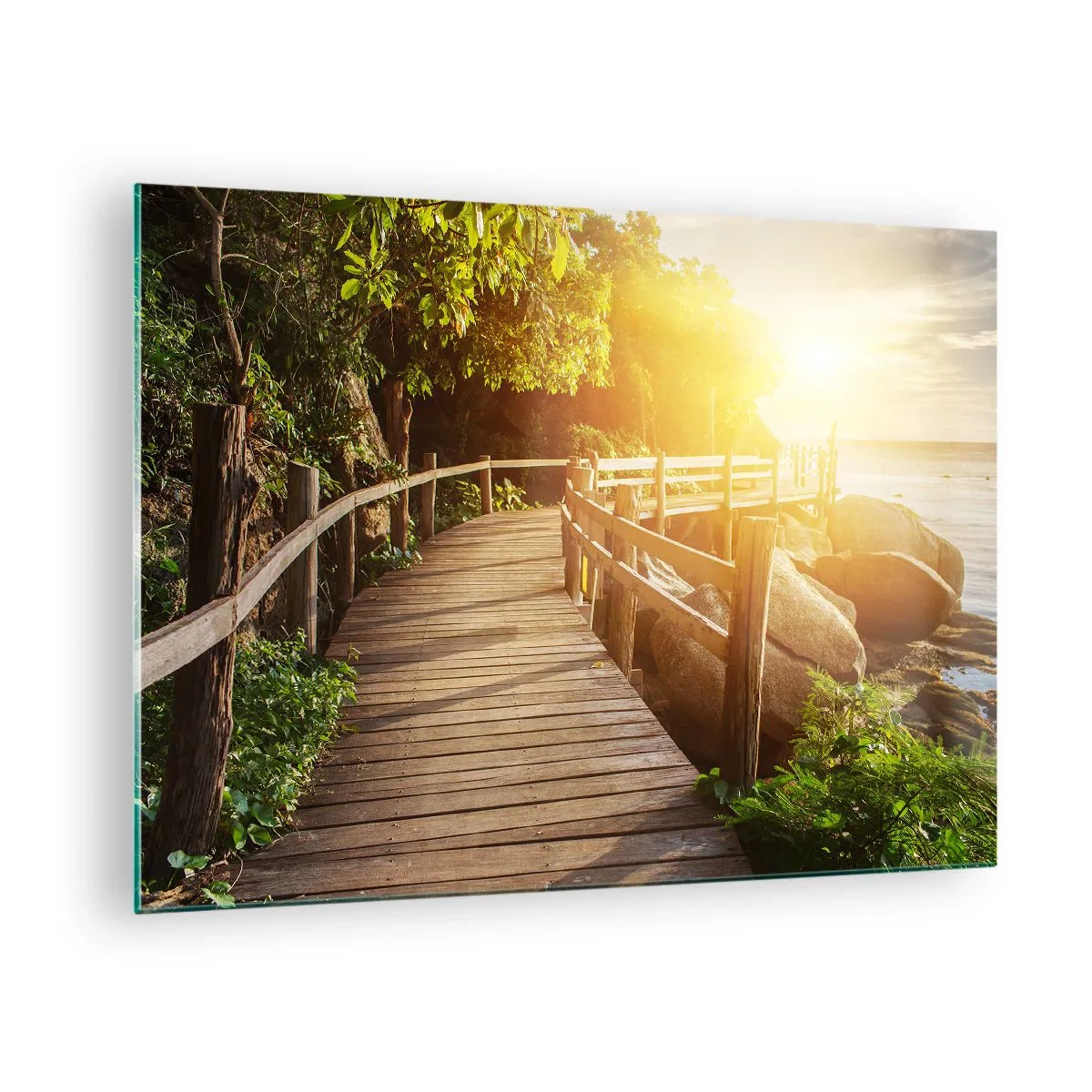 Obraz na skle - Dřevěná cesta mezi stromy u moře ve světle západu slunce - 70x50cm - Další zatáčka, další zázraky - Moderní nástěnná dekorace do obývacího pokoje a ložnice ARTTOR