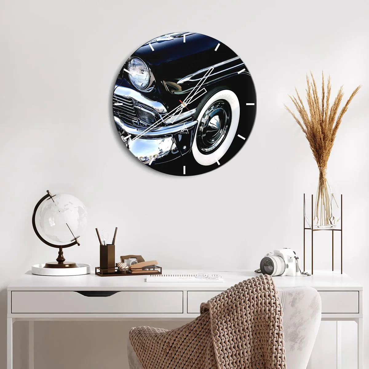 Nástěnné hodiny - Lesklé černé retro auto s klasickým stylem - 30x30cm - Klasika v stříbrné, černé a bílé - Moderní nástěnná dekorace do obývacího pokoje, kuchyně a ložnice ARTTOR