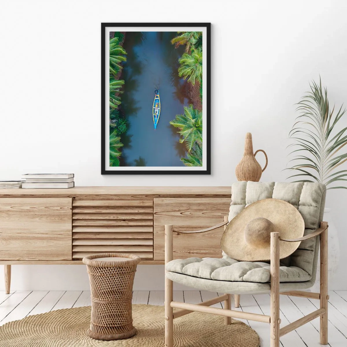 Plakát v černém rámu - Letecký pohled na loď plující na tropické řece - 50x70cm - Na tropické stezce - Moderní nástěnná dekorace do obývacího pokoje a ložnice ARTTOR