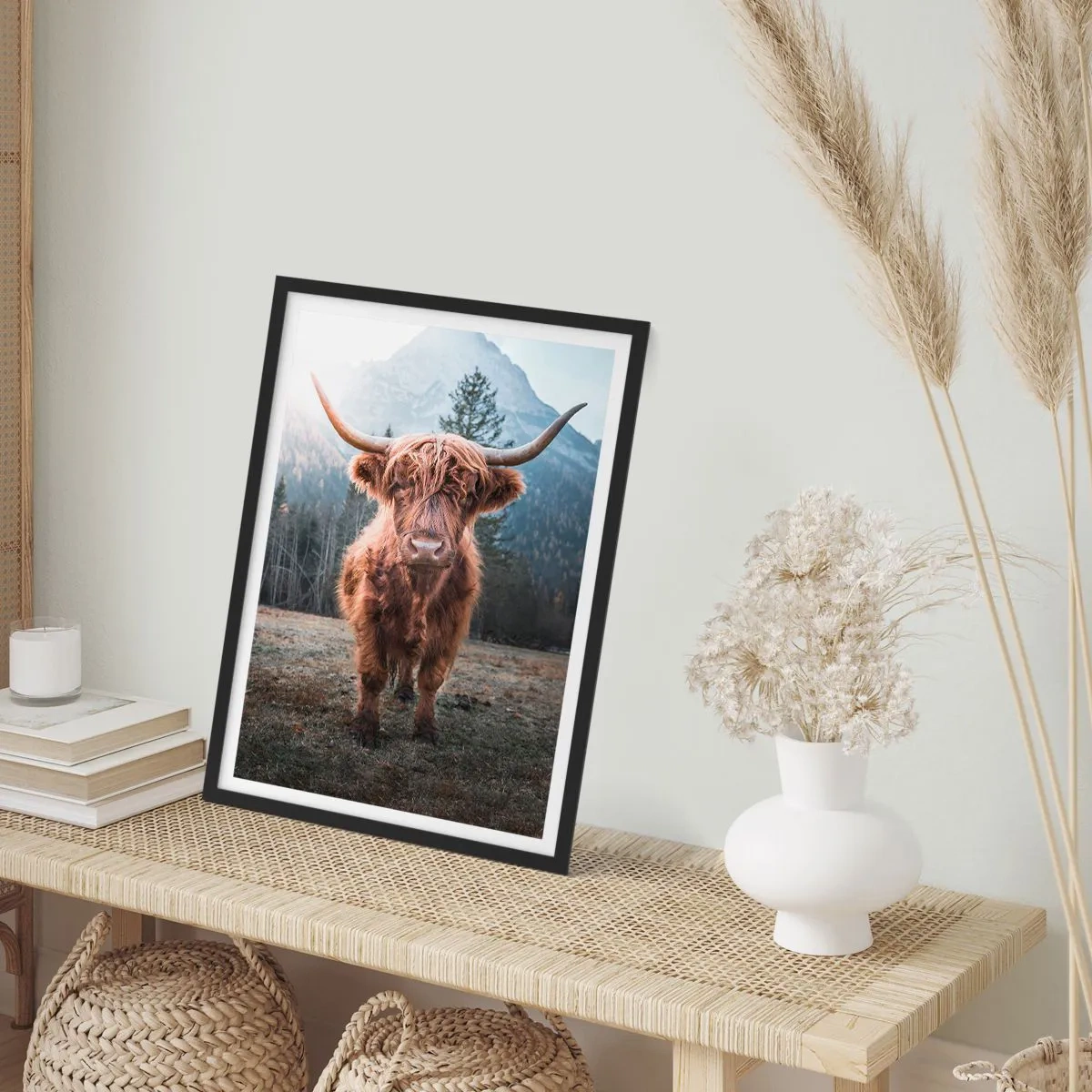 Plakát v černém rámu - Skotská náhorní kráva s majestátními horami v pozadí - 50x70cm - Pozdravy z horské louky - Moderní nástěnná dekorace do obývacího pokoje a ložnice ARTTOR