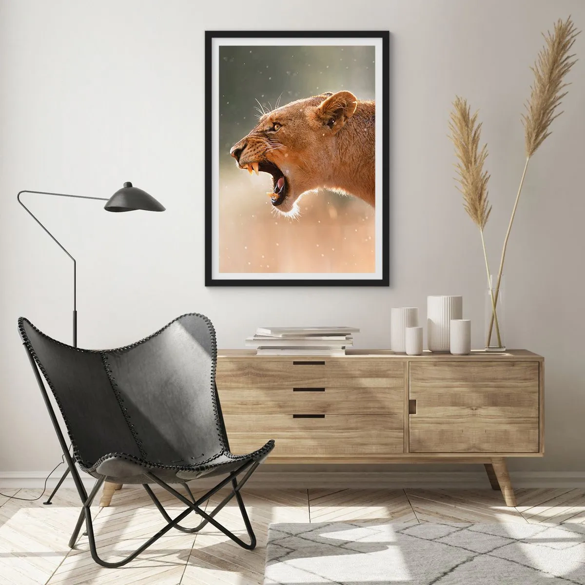 Plakát v černém rámu - Detail rozzuřené lvice v plném pohybu - 50x70cm - Snaž se neposlouchat - Moderní nástěnná dekorace do obývacího pokoje a ložnice ARTTOR