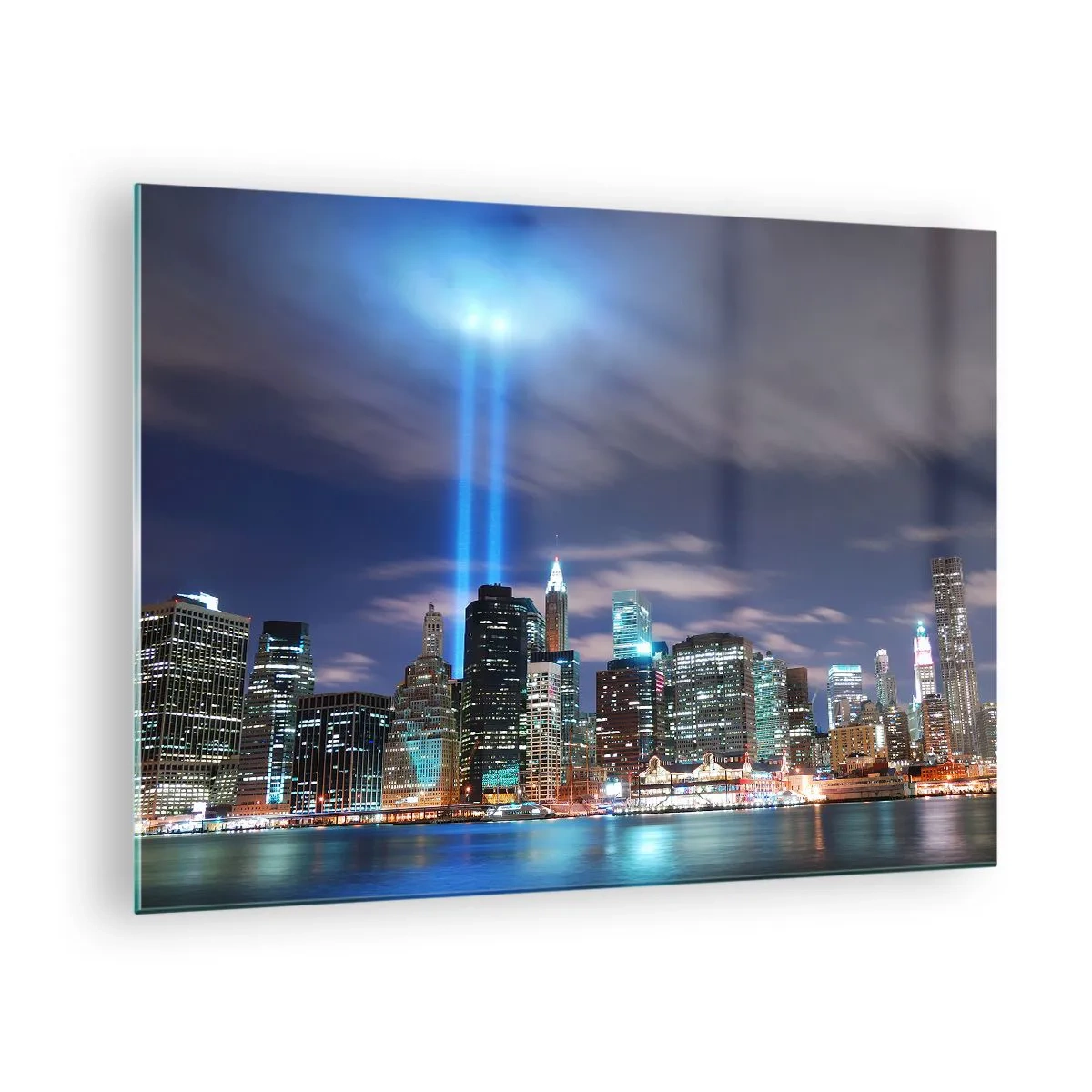 Obraz na skle - Večerní panorama města s reflektory - 70x50cm - Světlem dosáhnout nebe - Moderní nástěnná dekorace do obývacího pokoje a ložnice ARTTOR