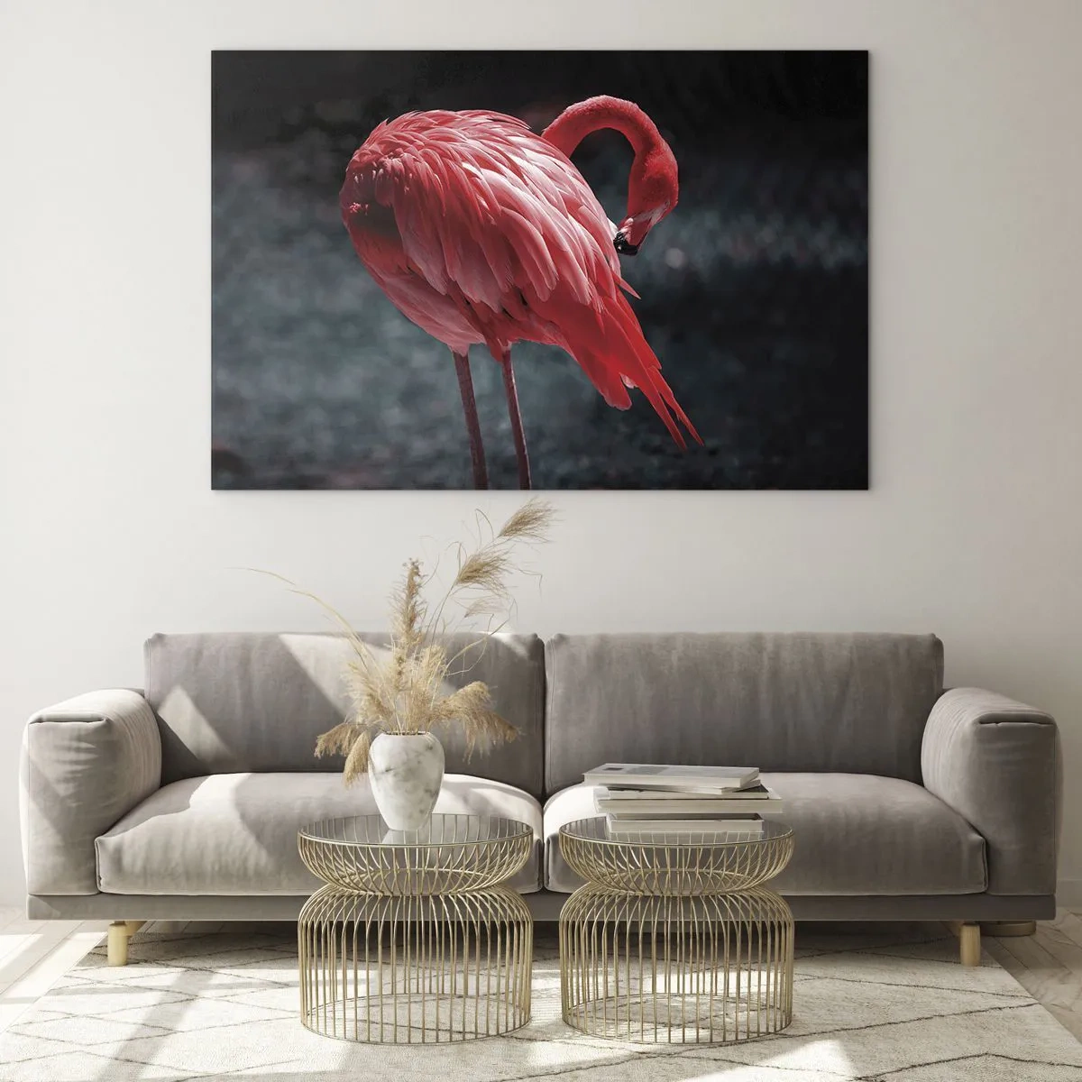 Obraz na skle - Plameňák v intenzivních odstínech červené na tmavém pozadí - 70x50cm - Karmínová báseň přírody - Moderní nástěnná dekorace do obývacího pokoje a ložnice ARTTOR