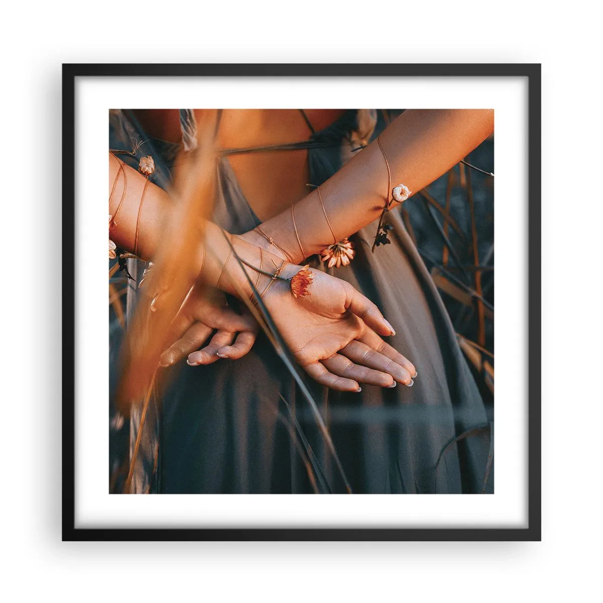 Plakát v černém rámu - Propojená s přírodou - 50x50 cm