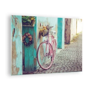 Obraz na skle - Růžové kolo opřené o zeď s květinami v koších, na pastelovém pozadí. - 70x50cm - Hned se vrátím - Moderní nástěnná dekorace do obývacího pokoje a ložnice ARTTOR