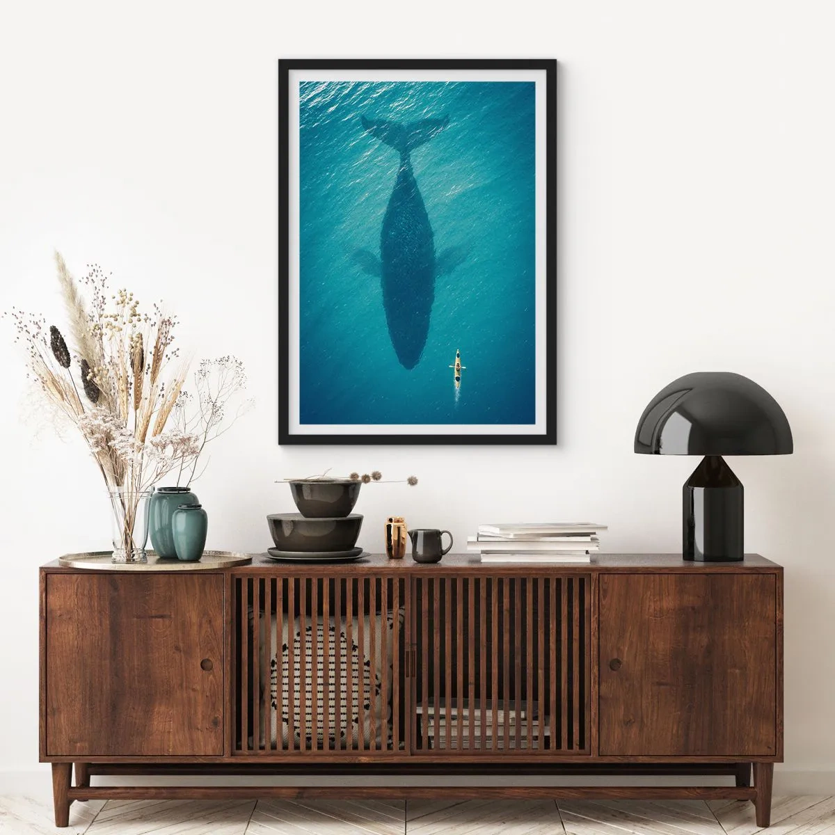 Plakát v černém rámu - Kajak na vodě nad stínem obrovské velryby - 50x70cm - Setkání na oceánu - Moderní nástěnná dekorace do obývacího pokoje a ložnice ARTTOR