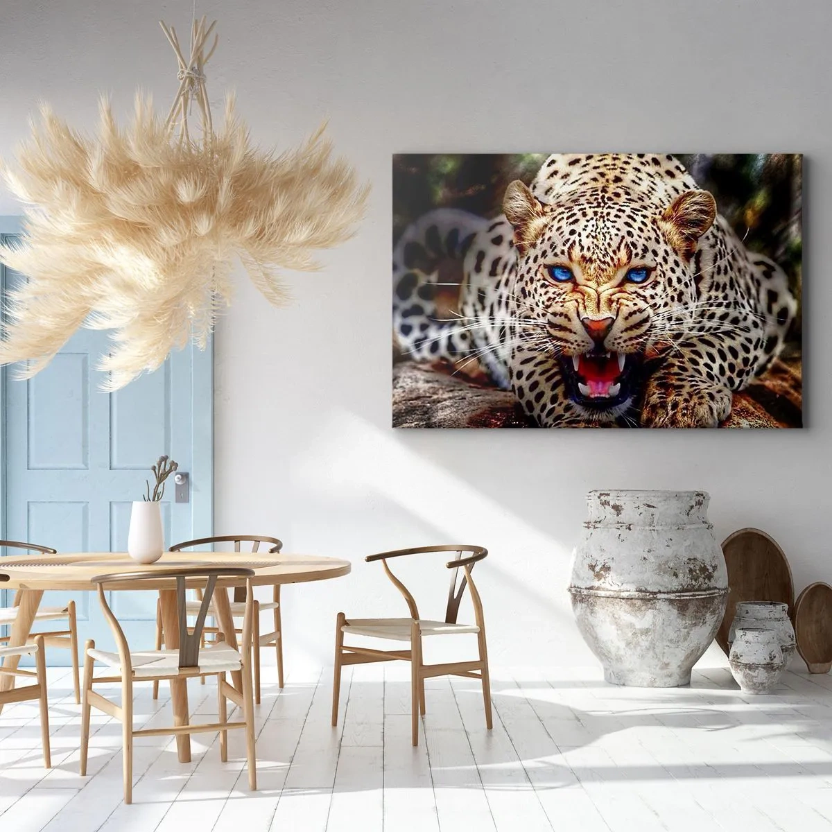 Obraz na plátně - Hrozivý leopard s intenzivně modrýma očima - 70x50cm - Vztek kráse neškodí - Moderní nástěnná dekorace do obývacího pokoje a ložnice ARTTOR