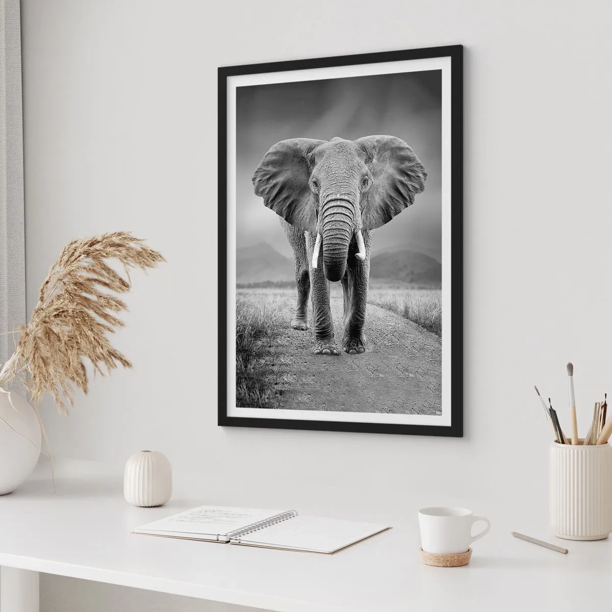 Plakát v černém rámu - Slon proti africké krajině v černé a bílé - 50x70cm - Hostitel vítá - Moderní nástěnná dekorace do obývacího pokoje a ložnice ARTTOR