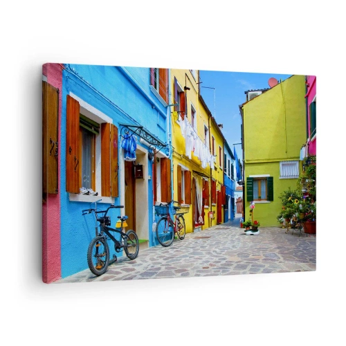 Obraz na plátně - Barevná ulice s koly mezi pastelovými budovami - 70x50cm - Pastelové, sladké zákoutí - Moderní nástěnná dekorace do obývacího pokoje a ložnice ARTTOR