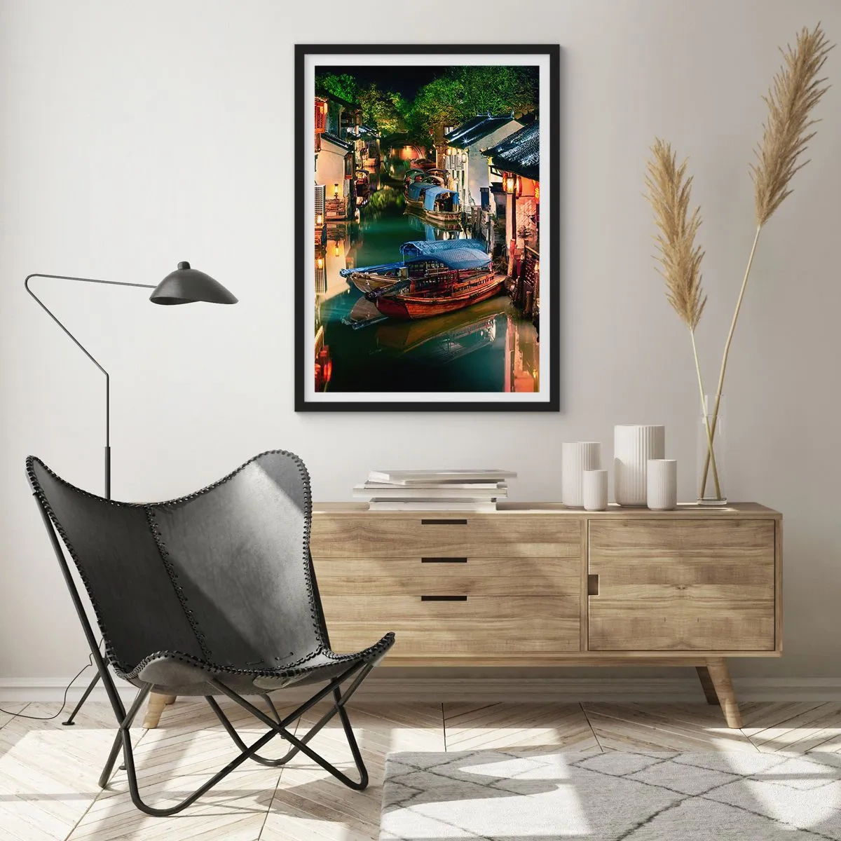 Plakát v černém rámu - Vodní kanál s loděmi obklopený tradičními budovami v noci - 50x70cm - Večer na čínské ulici - Moderní nástěnná dekorace do obývacího pokoje a ložnice ARTTOR